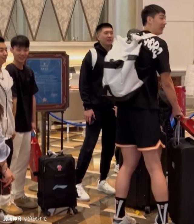 《马卡报》表示，菲利克斯在来到马竞的圣拉斐尔基地后，几乎没有与任何队友和工作人员打过招呼，而他的随行人员则在训练场上走来走去，惹恼了在场的人。